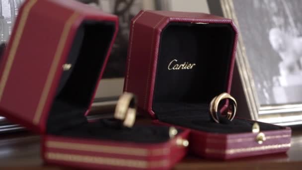 MOSKOU - JULI 12, 2020: Cartier trouwringen in rode dozen — Stockvideo