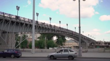 MOSCOW, RUSSIA - 10 Temmuz 2020: Patrik köprüsü ve nehir seti