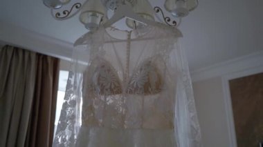 Gelinin beyaz gelinliği.