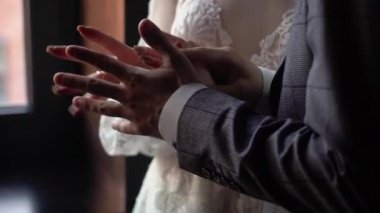 Gelin ve damat düğün günü kucaklaşıyorlar. Aşık romantik çift.