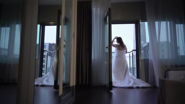 Donna in lingerie coperta di coperta che cammina in camera da letto — Video Stock