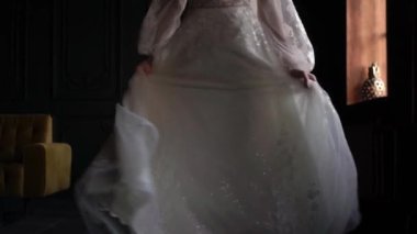 Dönen gelin, el sallayan elbise. Aşık düğün çifti