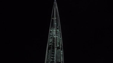 SAINT-PETERSBURG, RUSSIA - 5 Kasım 2020: Gazprom kule binası, geceleyin gökdelen