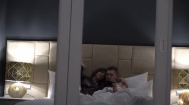 Genç ve seksi çift geceleri yatakta kucaklaşıyor.