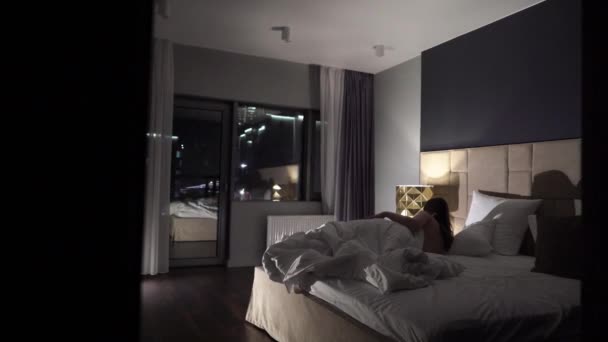 Młoda sexy nagi kobieta leżąc w łóżko w nocy — Wideo stockowe