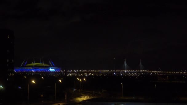 SAINT-PETERSBURG, RUSSIE - 5 NOVEMBRE 2020 : Stade de l'aréna Zenith et route zsd de nuit — Video