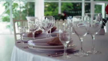 Restorandaki masalar akşam yemeği için hazır. Parti tatili için. Düğün, doğum günü ya da diğer etkinlikler için.