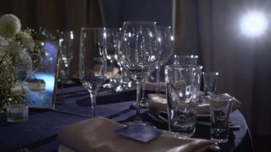 Restorandaki masalar akşam yemeği için hazır. Parti tatili için. Düğün, doğum günü ya da diğer etkinlikler için.