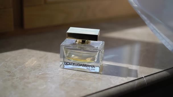 SAINT-PETERSBURG, Ryssland - 22 augusti 2020: Dolce och Gabbana parfymflaska — Stockvideo