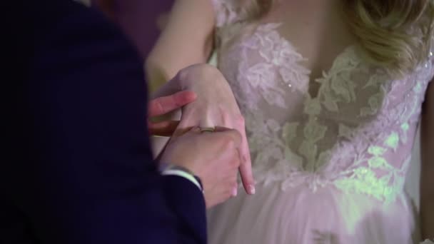新郎は結婚式で花嫁の指にリングを置きます。指輪の交換 — ストック動画