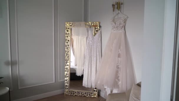 花嫁の白いウェディングドレスのガウン。朝の花嫁 — ストック動画