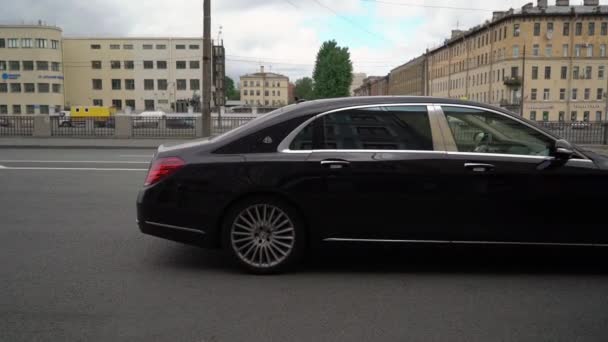 SAINT-PETERSBURG, RUSSIA - JULY 16, 2020: Opening door and passenger exit Mercedes-benz S-class Maybach w222 black luxury car driving — Stock Video