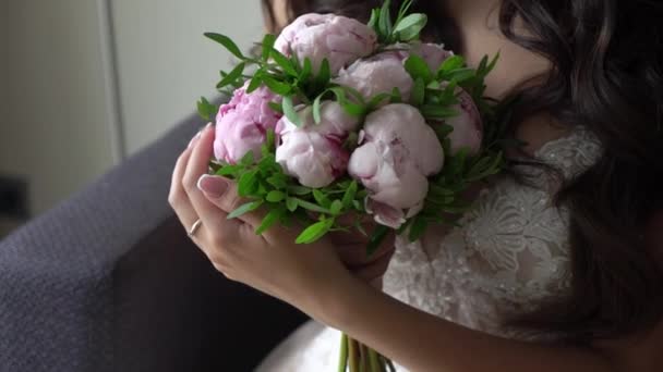 Chica joven por la mañana la celebración de ramo de flores de la boda. Novia con peonías de novia — Vídeo de stock