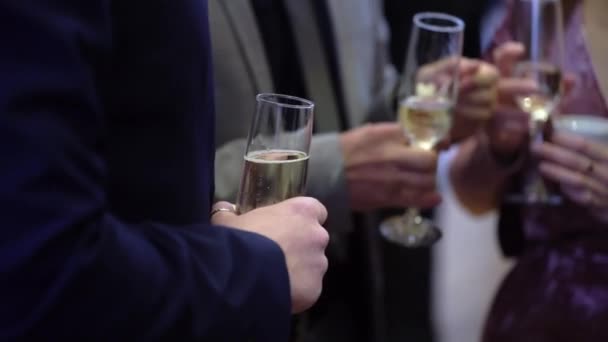 คนที่มีแก้วแชมเปญในงานปาร์ตี้ ผู้ชายถือไวน์ดื่มเมื่อต้อนรับ . — วีดีโอสต็อก