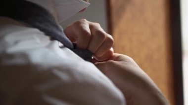 Genç adam kravat taktı.