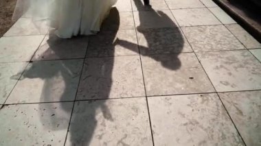 Gelin ve damat düğün çifti gecenin karanlığında yürüyorlar.