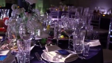 Restorandaki masalar akşam yemeği için hazır. Parti tatili için. Düğün, doğum günü ya da diğer etkinlikler için.