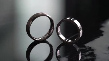 Evlilik yüzükleri ve nişan takıları. Yüzük yuvarlanıyor.