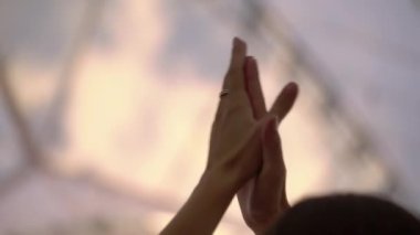 Partide restoranda masada oturan ve alkışlayan kadın..