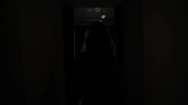 Uzun elbiseli genç bayan odaya gel.