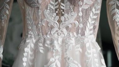 Gelinin beyaz gelinliği. Gelin sabahı