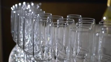 Restoranda ya da barda içmek için boş bardaklar.