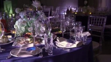 Restorandaki masalar akşam yemeği için hazır. Parti tatili için. Düğün, doğum günü ya da diğer etkinlikler için.