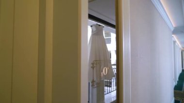 Gelinin beyaz gelinliği. Gelin sabahı