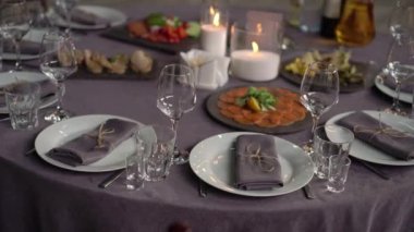 Restorandaki masalar akşam yemeği için hazır. Parti tatili için. Düğün, doğum günü ya da diğer etkinlikler için.