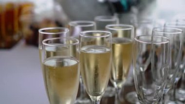 Resepsiyonda ya da partide şampanya kadehleri. Barda ya da lokantada alkollü içki.