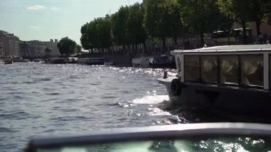 Avrupa 'da bir şehir nehrinde lüks bir motorlu tekne ya da yat kullanmak.