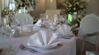Restorandaki masalar akşam yemeği için hazır. Parti tatili için. Düğün, doğum günü ya da diğer etkinlikler için.
