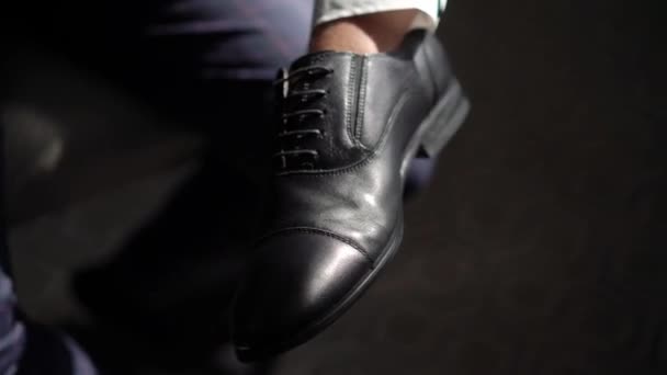 Man schoonmaken van zwart lederen schoenen — Stockvideo