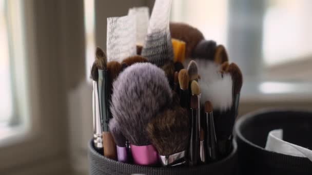 Conjunto de pinceles de maquillaje, kit de pinceles de maquillaje profesional para cosméticos decorativos: sombras, polvo, lápiz labial y otra belleza — Vídeos de Stock
