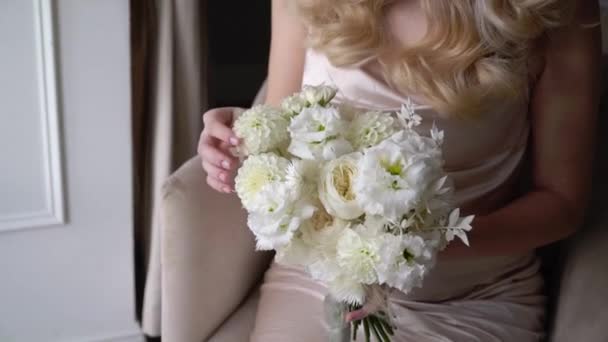 Młoda dziewczyna rano trzymając bukiet kwiatów ślubnych. Panna młoda z różami ślubnymi i piwoniami — Wideo stockowe