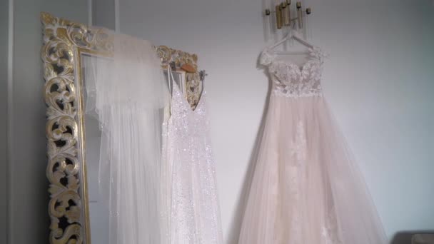 Bílé svatební šaty nevěsty. Svatební ráno — Stock video