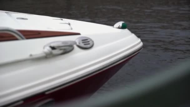 Frente de iate ou barco a motor velocidade no cais — Vídeo de Stock