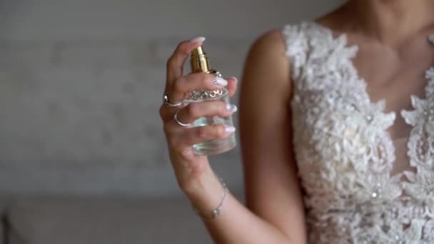Braut benutzt Parfümspray — Stockvideo