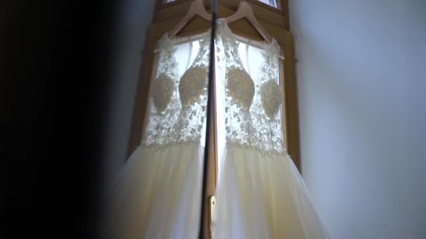 Biała suknia ślubna panny młodej. Poranek ślubny — Wideo stockowe