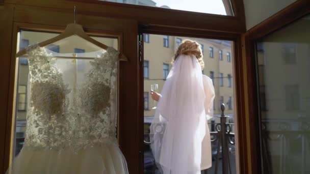 Nevěsta se závojem a její svatební šaty — Stock video