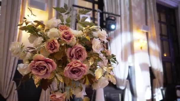 Fleurs à la table de mariage décoré floral pour la réception du dîner. Événement au restaurant