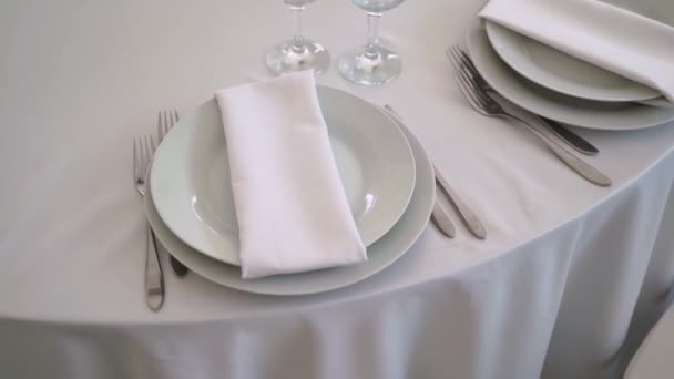 Tables au restaurant prêtes pour le dîner, servies pour les vacances de fête - mariage, anniversaire ou autre événement