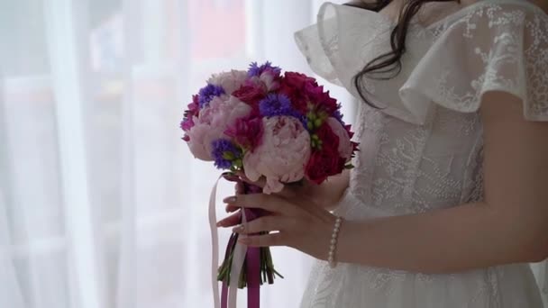 Jonge vrouw meisje in de ochtend met bruiloft boeket bloemen. Bruid met bruidspioenen — Stockvideo