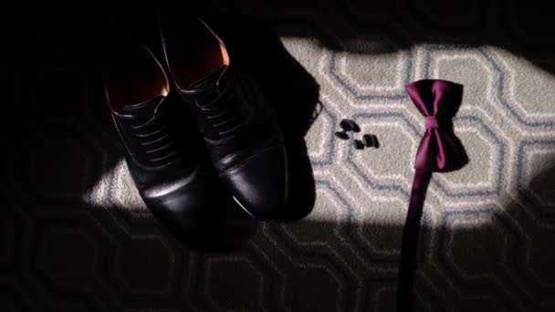Traje para hombre - zapatos negros, pajarita, gemelos. Accesorios para el novio moda de boda — Vídeos de Stock
