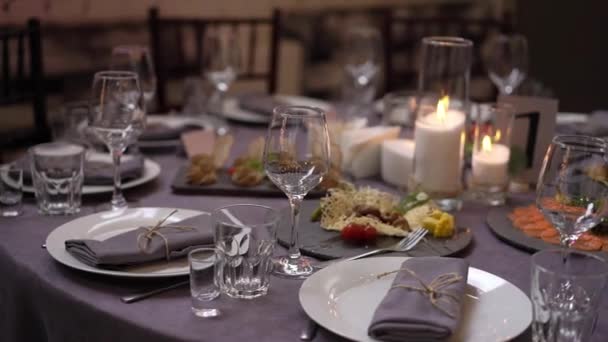 Τραπέζια σε εστιατόριο έτοιμα για δείπνο, σερβιρισμένα για γιορτή - γαμήλια, γενέθλια ή άλλη εκδήλωση — Αρχείο Βίντεο
