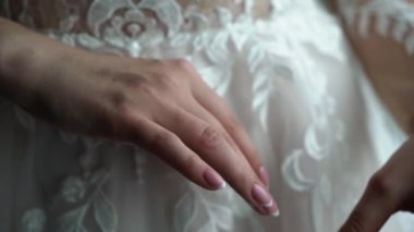 Evlilik teklifi yüzüğünü elinde tutan bir gelin. Nişan, düğün sabahı.