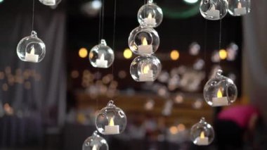 Pillerin üzerine dekore edilmiş elektrik mumları.