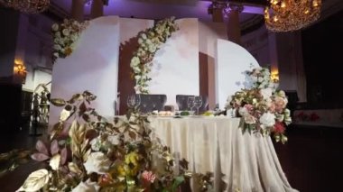 Restorandaki masalar akşam yemeği için hazır. Parti tatili için. Düğün, doğum günü ya da diğer etkinlikler için.