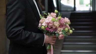 Çiçekli adam, gelin buketli damat gelini bekliyor, gidiyor