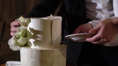 Bir düğün pastasını bıçakla kesmek. Tatlı, çift, gelin ve damat kesim